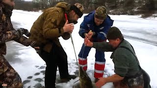 ОГРОМНАЯ ЩУКА БОЛЬШАЯ ЩУКА МОНСТР САМАЯ КРУПНАЯ ЩУКА ЗИМНЯЯ РЫБАЛКА 2017 2018 ВИДЕО КАК ПОЙМАТЬ ЩУКУ