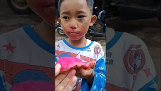 Faqih makan buah naga