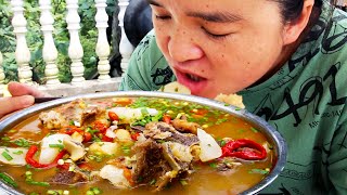 Sister Miao made 4 catties of beef bones for hot pot, soaked rice in soup, hula hula, enjoyable!