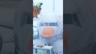 How do pilots fly through snowstorms? #shorts