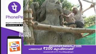 Kanayi Kunhiraman renovating Malampuzha Yakshi statue