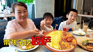 Take the children to eat pizza, eat so happy