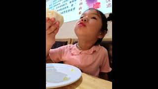 她想尝试的事情，放手让她去体验 #人类幼崽 #幼崽视角vlog #宝宝视角 #萌娃