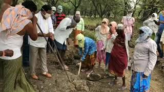 ఉపాధి హామీ కూలీలతో కులిగా...  హోదా మరిచి జాలీగా గడిపిన మంత్రి.