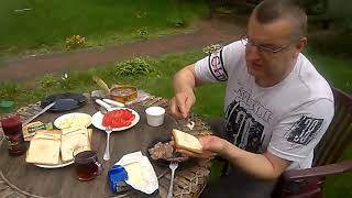 SURSTRÖMMING JAK JEŚĆ SZWEDZKIEGO  KISZONEGO ŚLEDZIA.Polerna äter surströmming