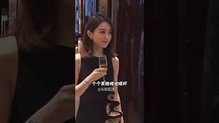 女星躲酒演技以假乱真，赵露思喝出障眼法，关晓彤迫不及待闹笑话