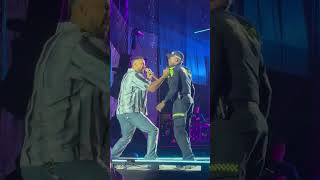 🎥Romeo Santos cantando con un policía en #Medellín el tema “Ella y Yo” 🇨🇴