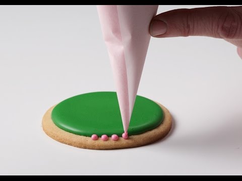 How to Make Royal Icing (Plus, Coloring and Consistency Adjustments) How to Make Royal Icing (Plus, Coloring and Consistency Adjustments)