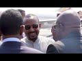 madaxweyne xasan sheekh oo garoonka aadan cadde kusoo dhaweeyey ra iisul wasaare abiy axmed.