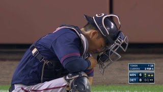 MIN@DET: Suzuki exits after getting hit by foul ball