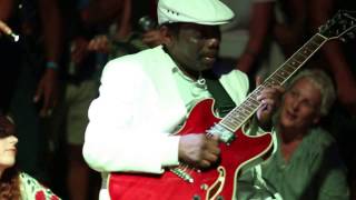 Lucky Peterson jams from the stage to a seat in the audience at the Byron Bay Bluresfest // 2016