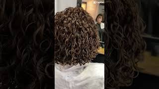 #curlyhair #curls #curlyhairstyles 增量发型港风法式烫，很有弹性，卷度很适合亚洲女孩子。不仅修饰脸型秒变巴掌脸，港风味也很浓哦，酷酷的小姐姐也非常适合呢