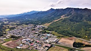 富良野風景・十勝岳連峰と芦別岳などの山々、富良野盆地の田園地帯、富良野市街地などを一望する「ふらのワインハウス」360度上空からの眺め