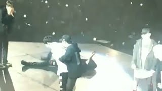 180316 Chansoo can't stop laughing when Toy touch Junmyeon Face