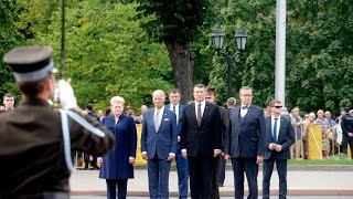 Ziedu nolikšanas ceremonija pie Brīvības pieminekļa 23/08/2016