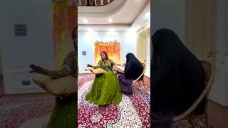 Cool kashmiri bride singing song on her mehndi ||Kashmiri wedding vibes #viralvideo#kashmiriwedding