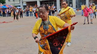 池王女乩以香灰抹臉參禮~新營太子宮進香團(元亨宮)