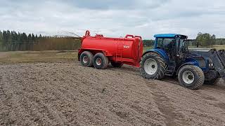 Spreading and harrowing slurry. Lietteen levitystä ja multausta.