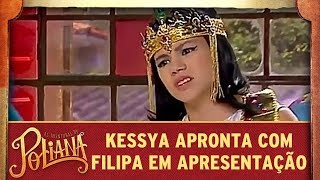 Kessya apronta com Filipa em apresentação  As Aventuras de Poliana