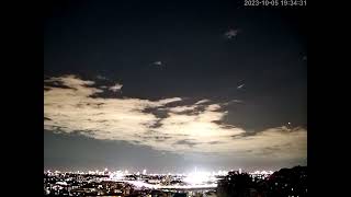 今夜の流れ星🌠火球2023-10-05 19:34東の空、新宿の高層ビル群の方角に流れました。川崎市多摩区から１倍速で後半拡大です。 #流れ星  #火球