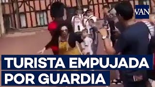 Una turista es empujada por un guardia en el Castillo de Windsor