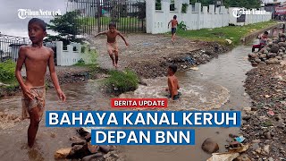 Kanal Berisi Air Keruh Jadi Tempat Bermain Anak Di Depan Kantor BNN