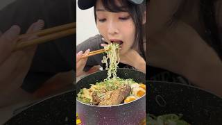 塩ラーメンを大食いを始める女子大生www