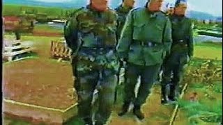 Дудаковић у обиласку гробља Хумци 1994.год.