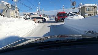 北海道三笠市　道道１１６号　道路脇は雪の壁