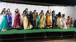 Khale chori khale mero banaras ko pan.  Dance by girls