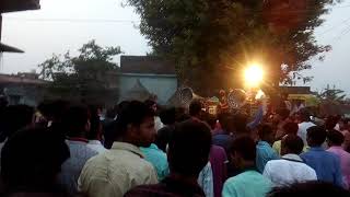 आवतारे सइयाँ हमार टेम्पु से v/s पेनी मे छेनी सटा के...