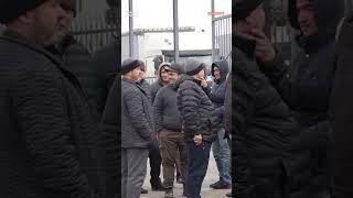 Сарсонии даҳҳо ронандаи тоҷик дар марз бо Узбекистон