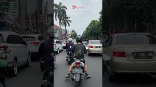 Banyak kendaraan yang terparkir disepanjang Jalan Sudirman.