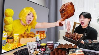 BLACK VS YELLOW FOOD Challenge 하이유의 TV 속 노랑색 검정색 음식 꿀젤리 먹방! convenience store food Mukbang | HIU 하이유