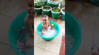 Chote Chote Tamashe 💧💧 #cutebaby #bathing #viralvideo #shorts #youtubeshorts