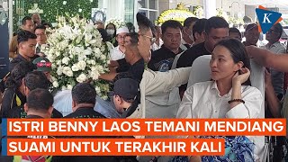 Momen Sherly Tjoanda Keluar dari Rumah Duka Benny Laos