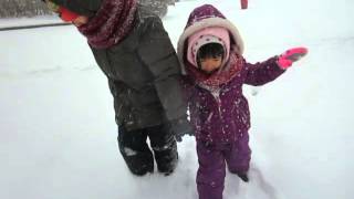 下雪天阿丹寶哥哥跟妹妹上學 - Going to school on a snowy day~