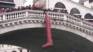 A Venezia le Befane arrivano in barca sul Canal Grande