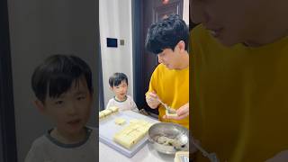 父子两个一起做面包虾 #亲子 #人类幼崽到底有多可爱 #萌娃 #shorts