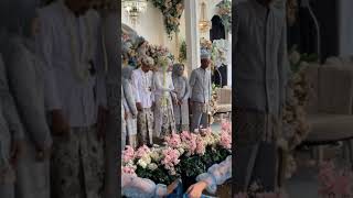 Berfoto dengan pengantin