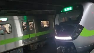 1122次新竹發車經由西部幹線開往基隆的銀綠色微笑號EMU900型十輛一編組EMU932區間車，和1127次基隆發車經由山線開往苗栗的銀綠色微笑號EMU900型十輛一編組EMU915區間車