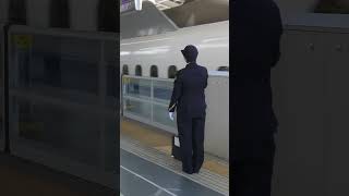 かっこいい女性新幹線運転士　新大阪駅