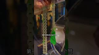 鬼斧神工的玻璃種帝王綠福瓜，這是怎麼雕刻出來的你能猜對嗎？