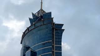 Building glass cleaning in Dubai 고층빌딩 유리창 청소. 두바이.