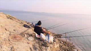 নদীর তীরে এখনো চলছে বড়শি দিয়ে মাছ শিকার | Fishing In Pakuria Still Now | Fish Catching Method