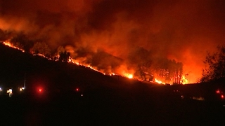 Un espectacular incendio deja mil evacuados y un muerto