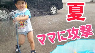 ママびしょ濡れ！早くも反抗期？水遊び中に攻撃をやめない2歳児　水用おむつ　家庭用プール　真夏日　姉弟　楽しい土曜日　暑い日の過ごし方　ビショビショになると気持ち悪い