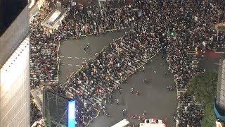 ハロウィーンで混雑するスクランブル交差点　東京・渋谷