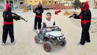 لما امك تجيب اخوك الصغير عربية 🚗 لعبة وعصابة لعبة الحبار ياخدوها منو 😱😂|عمر نصر