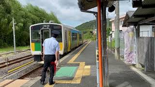 久留里駅を発車する久留里線キハE130普通列車木更津駅行き